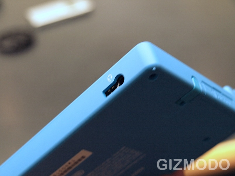 Illustration for article titled Hands On With Nintendo DSi: This Blue Version Looks Downright Electric
